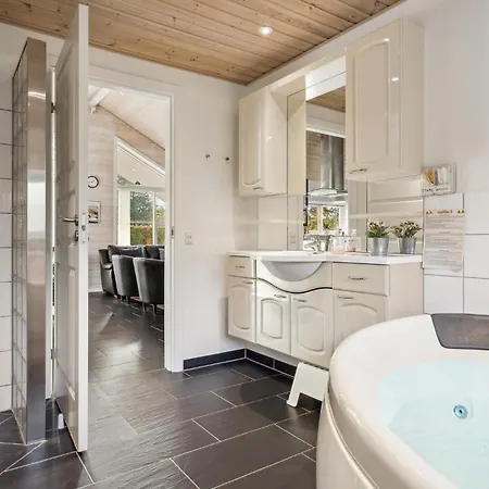 4 Bedroom Gorgeous In Glesborg